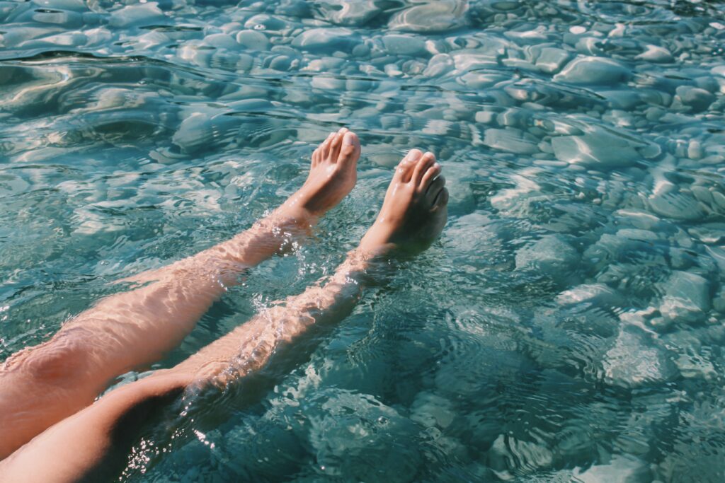 Beine ohne Krampfadern im Wasser